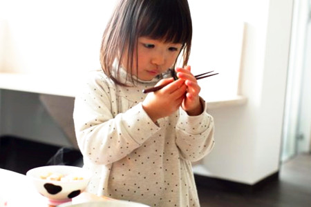 孩子学用筷子